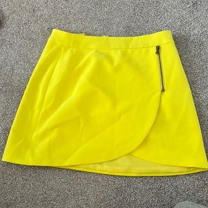 Yellow skirt / zip in middle back